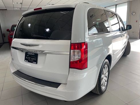 Used 2016 Chrysler Town & Country Touring image 9