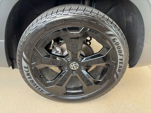 Certified 2025 Volkswagen Taos SE image 23