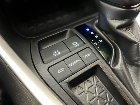 Used 2024 Toyota RAV4 XLE FWD image 31