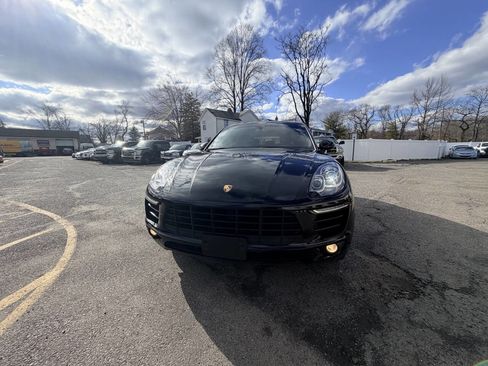 Used 2018 Porsche Macan Base AWD 4dr SUV image 3