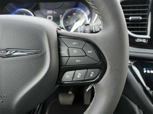 Used 2025 Chrysler Pacifica Limited FWD image 34