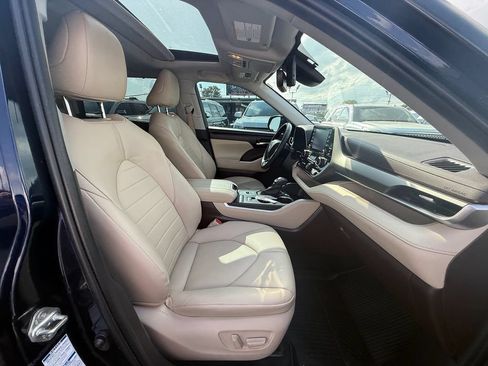 Used 2020 Toyota Highlander XLE AWD/4WD image 23