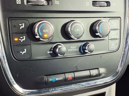 Used 2017 Dodge Grand Caravan SXT FWD image 20