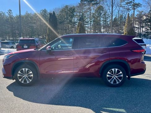 Used 2022 Toyota Highlander XLE AWD/4WD image 2