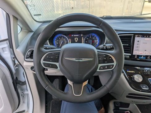 Used 2023 Chrysler Pacifica Touring-L FWD image 8