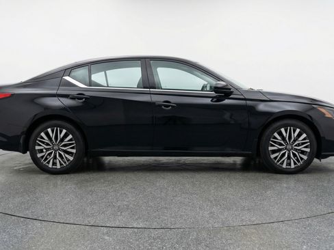 Used 2025 Nissan Altima 2.5 SV FWD image 11