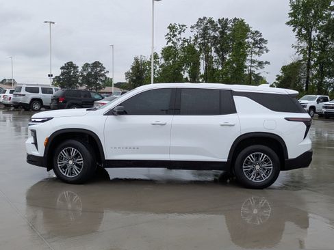 Used 2024 Chevrolet Traverse LS FWD image 2