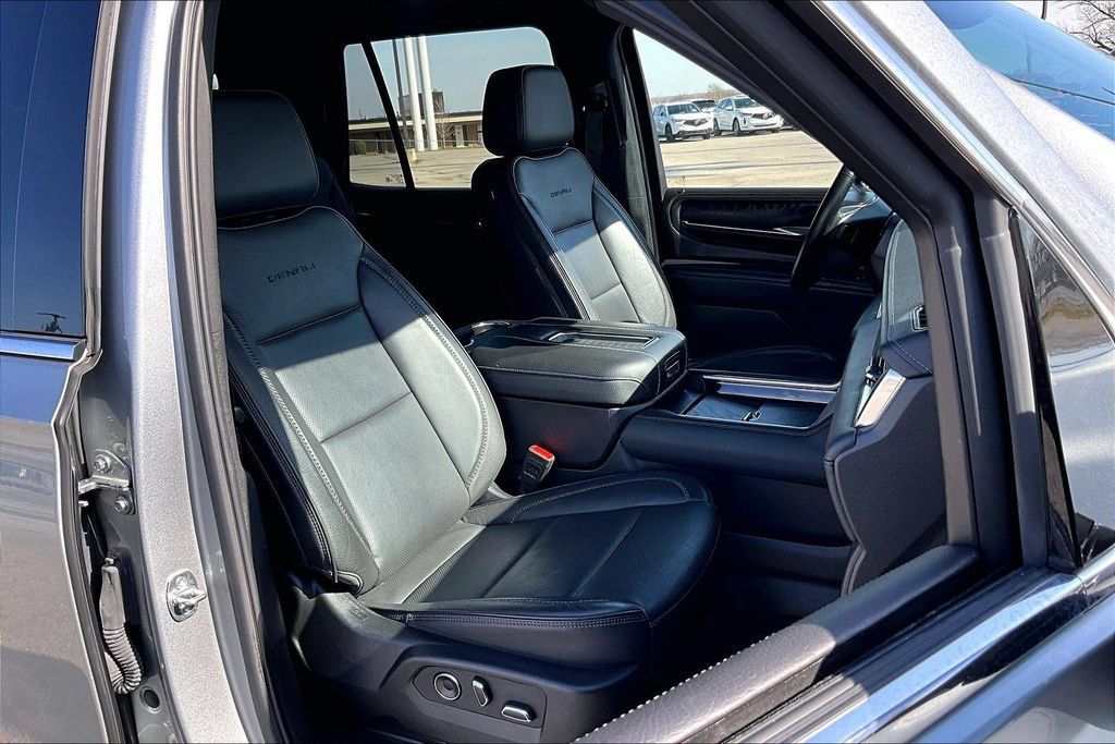 Used 2024 GMC Yukon Denali AWD/4WD image 9