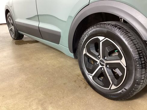 Used 2023 Kia Niro EX w/ EX Cold Weather Package FWD image 15