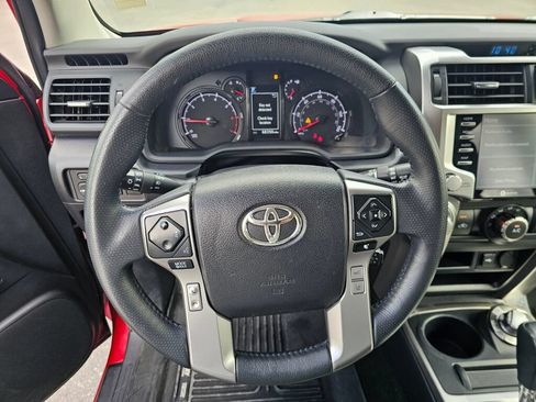 Used 2022 Toyota 4Runner SR5 AWD/4WD image 29