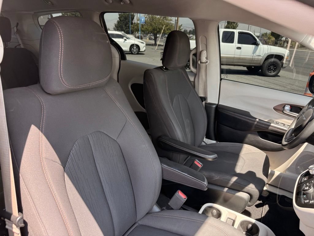 Used 2017 Chrysler Pacifica Touring w/ Tire & Wheel Group FWD image 20