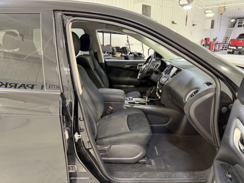 Used 2017 Nissan Pathfinder SV image 14
