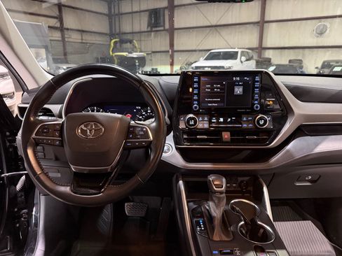 Used 2021 Toyota Highlander XLE AWD/4WD image 29