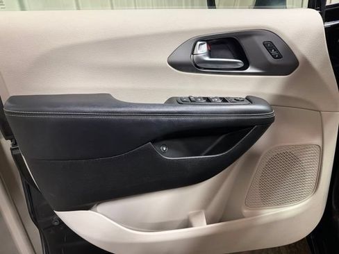 Used 2023 Chrysler Pacifica Touring-L FWD image 12