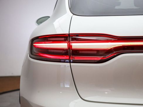 Certified 2025 Porsche Macan image 8