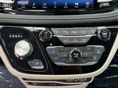 Used 2021 Chrysler Pacifica Touring-L w/ Uconnect Theater Family Group AWD/4WD image 18
