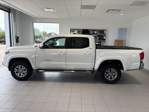 Used 2017 Toyota Tacoma SR5 image 2