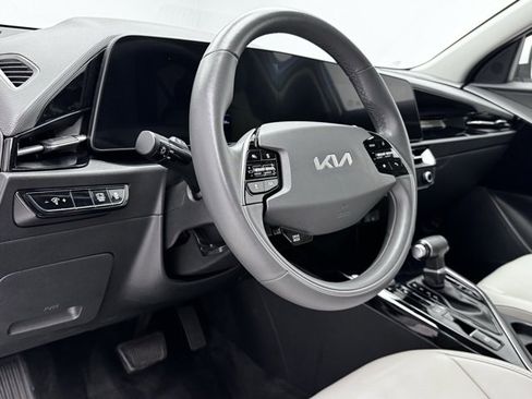 Used 2023 Kia Niro EX image 18