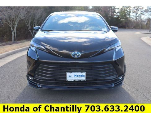 Used 2025 Toyota Sienna XLE Woodland Edition image 2