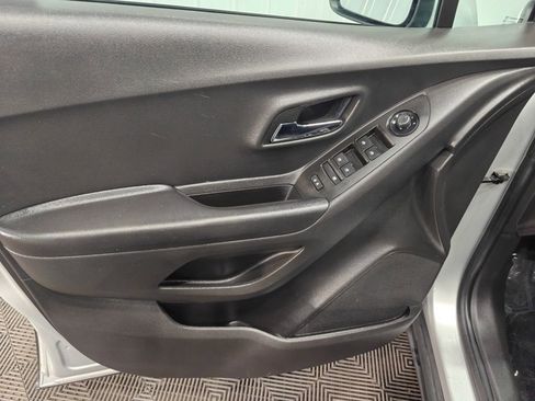 Used 2022 Chevrolet Trax LS w/ Tint and Cruise Package image 37