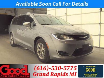 Used 2017 Chrysler Pacifica Limited w/ UConnect Theater Package