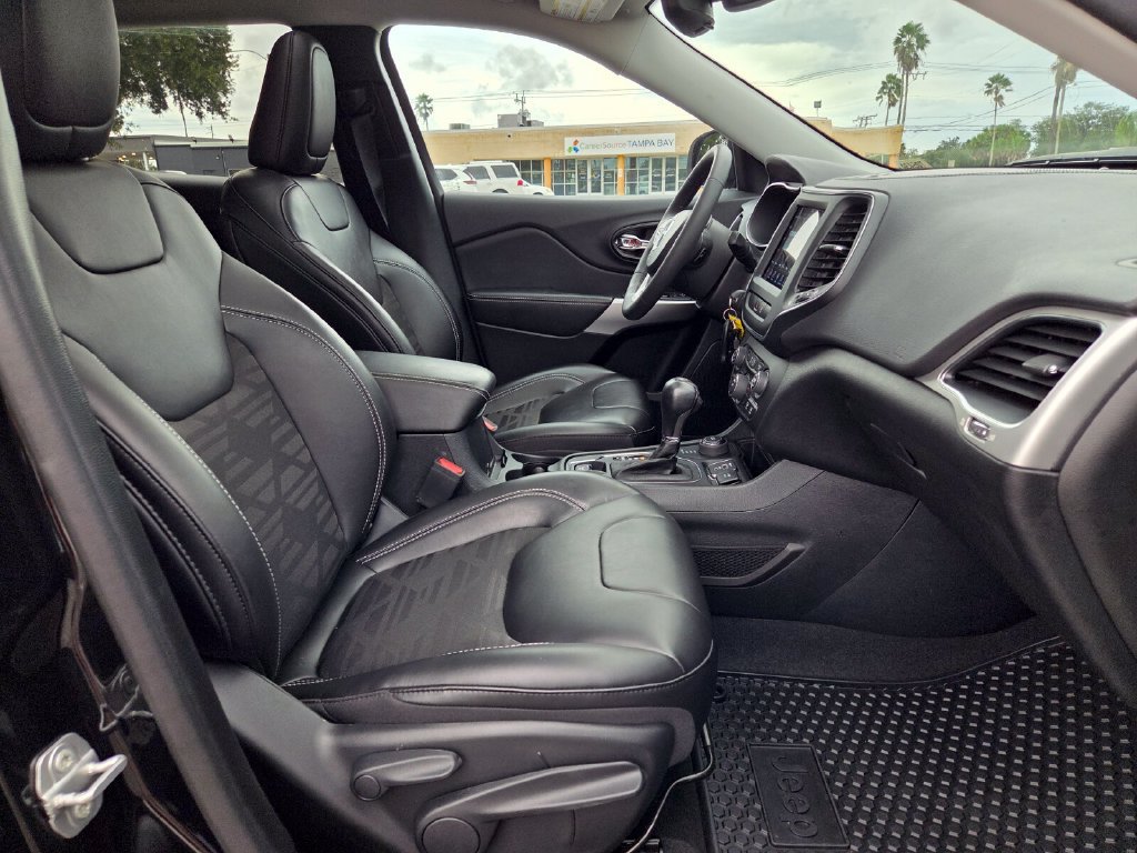 Certified 2022 Jeep Cherokee Latitude w/ Sun & Sound Group AWD/4WD image 18