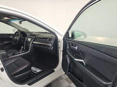 Used 2017 Toyota Camry SE image 12