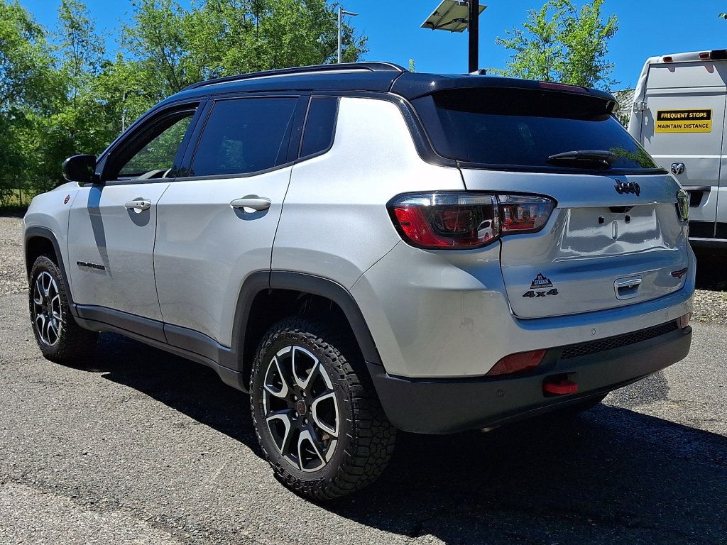 Used 2025 Jeep Compass Trailhawk AWD/4WD image 3