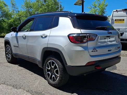 Used 2025 Jeep Compass Trailhawk AWD/4WD image 3