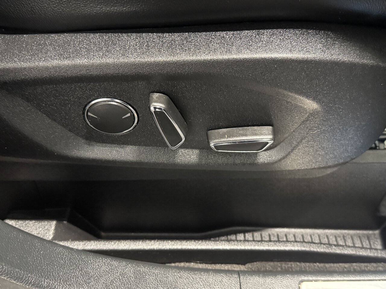 Used 2019 Ford Edge Titanium w/ Equipment Group 301A AWD/4WD image 20