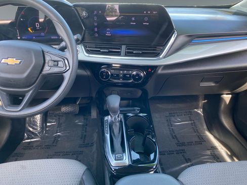 Used 2025 Chevrolet Trax LT image 11