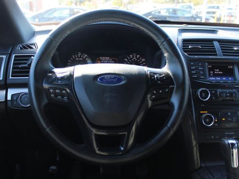 Used 2017 Ford Explorer XLT image 8