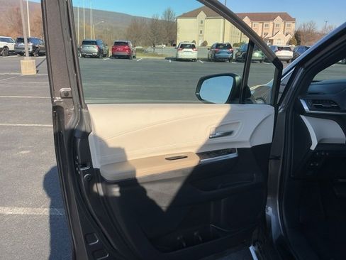 Used 2024 Toyota Sienna XLE image 9