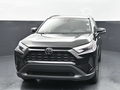 Used 2025 Toyota RAV4 XLE FWD image 8