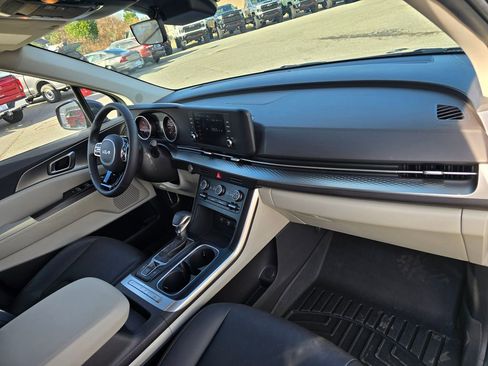 Used 2024 Kia Carnival LX image 29