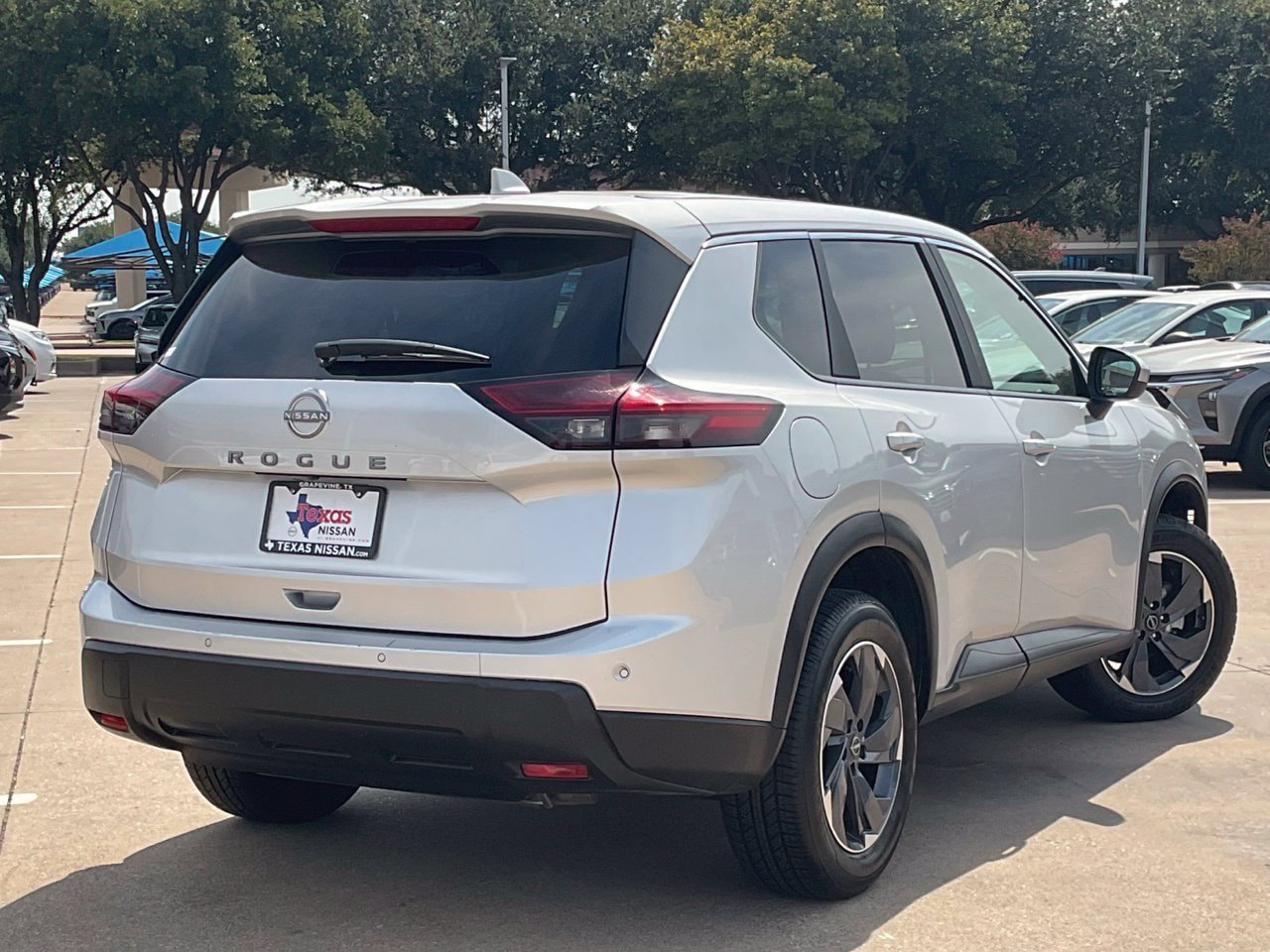 Used 2025 Nissan Rogue SV FWD image 4
