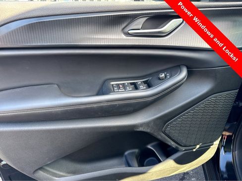 Used 2023 Jeep Grand Cherokee Laredo image 12