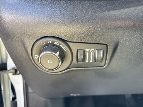 Used 2025 Jeep Compass Trailhawk w/ Trailhawk Convenience Group AWD/4WD image 17