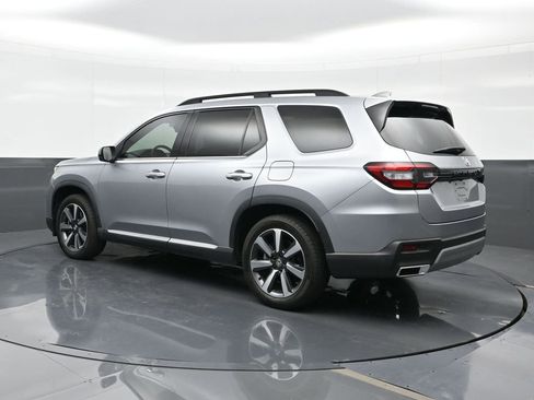 Used 2025 Honda Pilot Touring image 2
