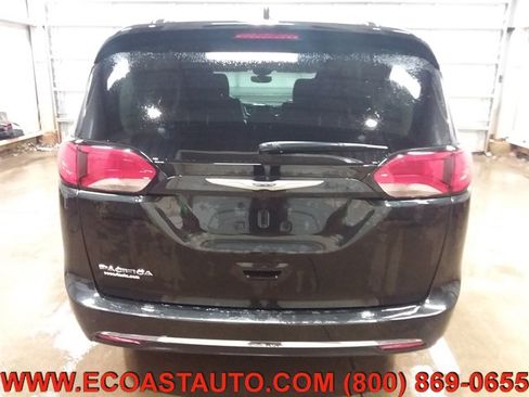 Used 2020 Chrysler Pacifica Touring-L image 8