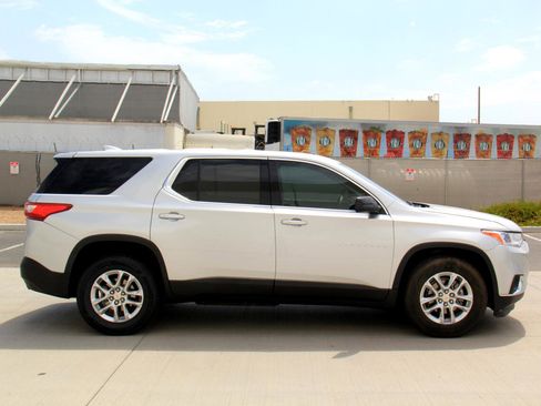 Used 2021 Chevrolet Traverse LS image 4