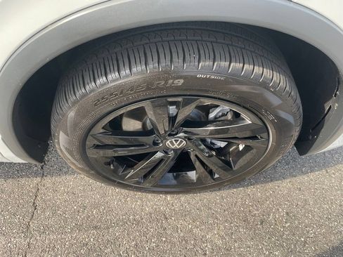 Used 2024 Volkswagen Tiguan SE R-Line AWD/4WD image 13