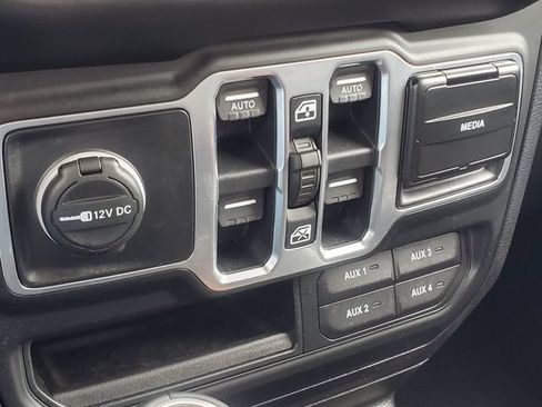 Used 2018 Jeep Wrangler Unlimited Sahara AWD/4WD image 25