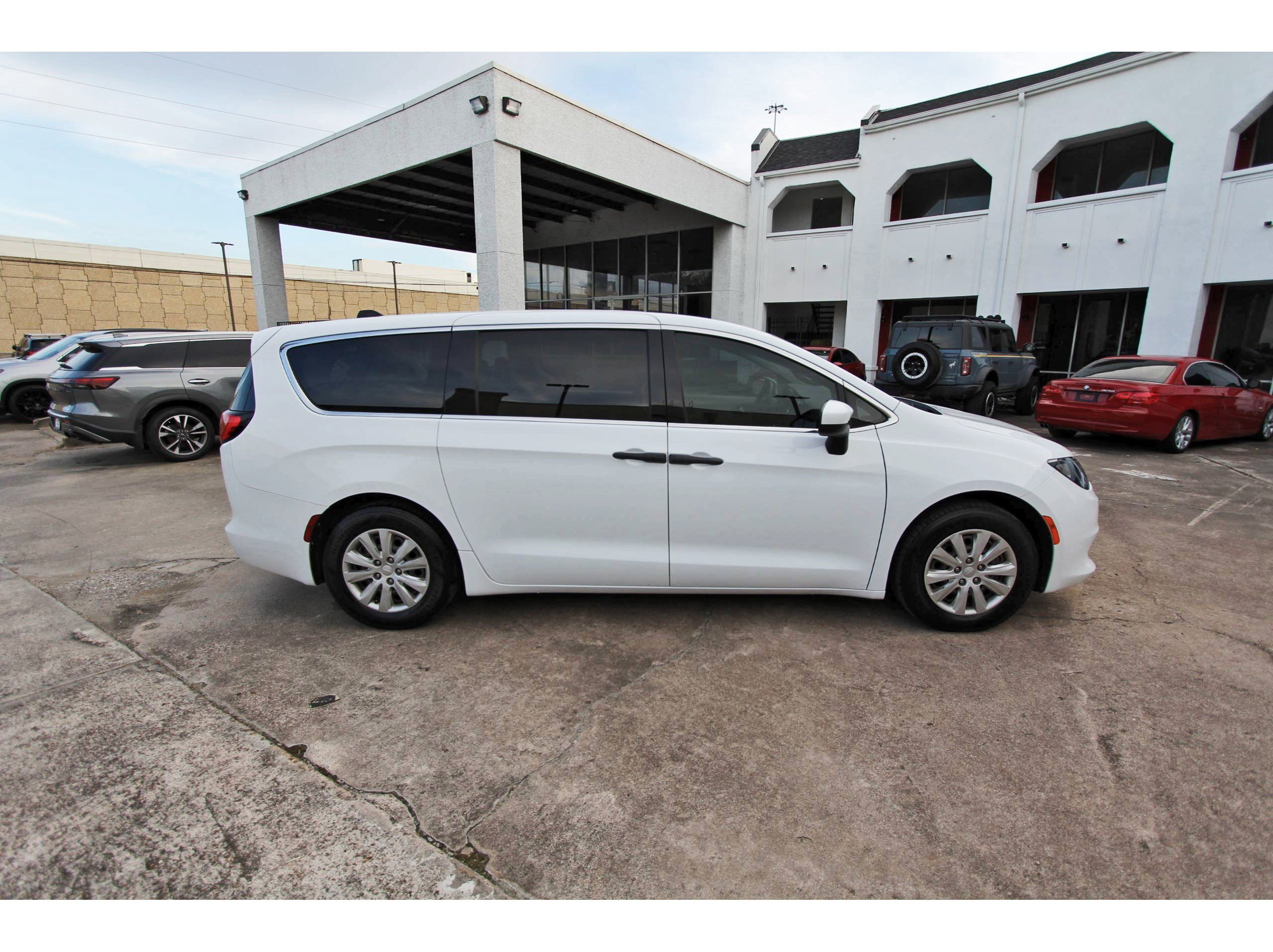 Used 2020 Chrysler Voyager L FWD image 8
