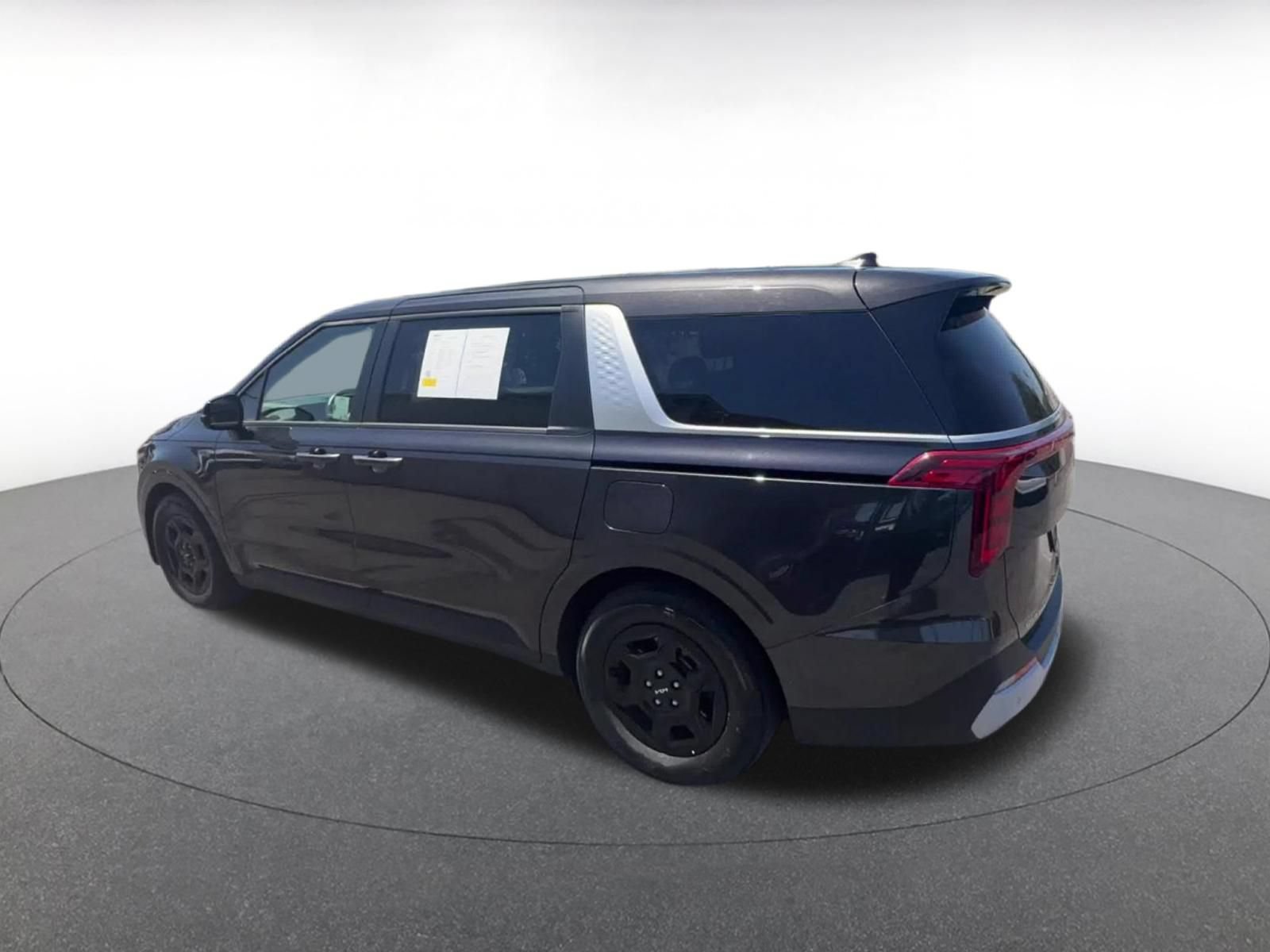 Used 2026 Kia Carnival FWD image 9