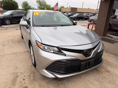 Used 2019 Toyota Camry LE FWD image 7