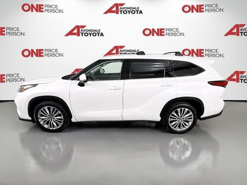 Used 2023 Toyota Highlander Platinum FWD image 4