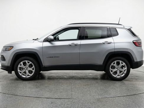 Used 2025 Jeep Compass Latitude image 5