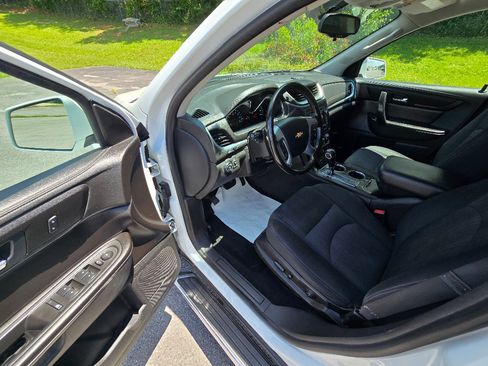 Used 2017 Chevrolet Traverse LT w/ Traveler's Package FWD image 10