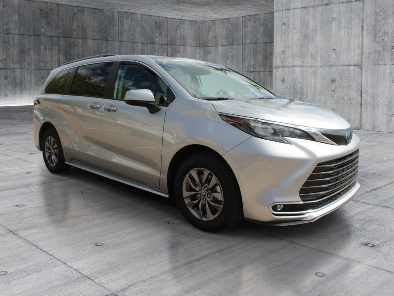 Used 2024 Toyota Sienna XLE FWD image 7